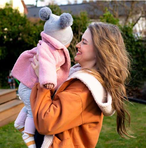 Anita-Deptala-haelt-Baby-hoch