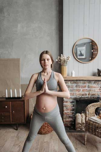 Schwangere-Frau-macht-Yoga