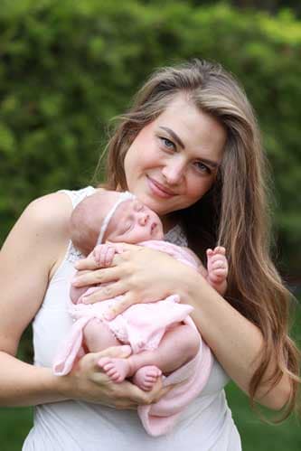 Anita-Deptala-mit-Baby-im-Arm