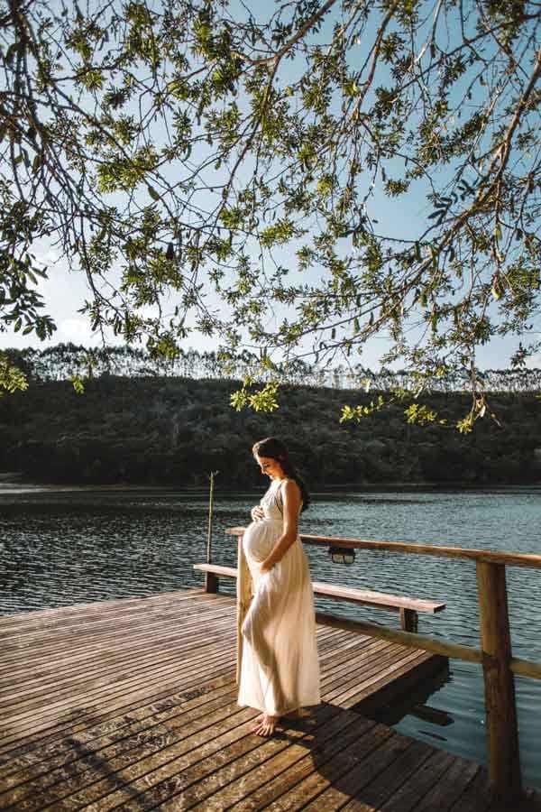 Schwangere-Frau-auf-Steg